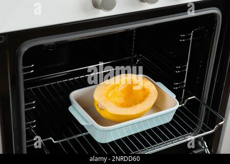 Plat de cuisson avec la moitié de la courge spaghetti fraîche au four Banque D'Images