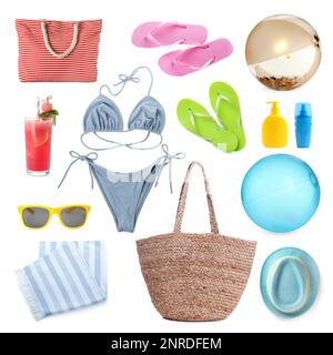 Ensemble avec boules de plage et autres accessoires sur fond blanc Banque D'Images