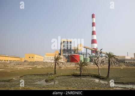 26 février 2023, Chattogram, Bangladesh État actuel de la centrale électrique SS à charbon de 1 224 mégawatts. Banque D'Images