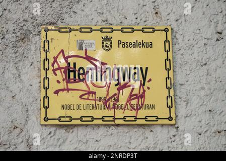 Graffiti sur le panneau de rue de la promenade Hemingway à Pampelune, Espagne Banque D'Images