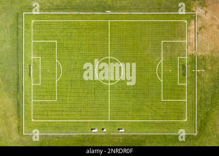 Vue aérienne du terrain de football vert vide - match de football. Banque D'Images