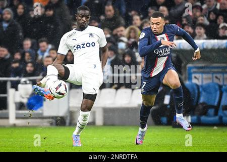 Eric BAILLY de Marseille et Kylian MBAPPE de PSG lors du championnat français Ligue 1 de football match entre Olympique de Marseille et Paris Saint-Germain sur 26 février 2023 au stade Vélodrome de Marseille, France - photo: Matthieu Mirville / DPPI/LiveMedia Banque D'Images