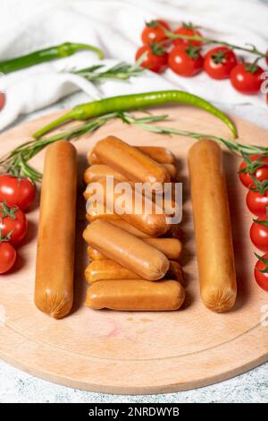 Saucisse de bœuf. Saucisses grillées crues sur un chevalet de conférence en bois. Produits Deli. Banque D'Images