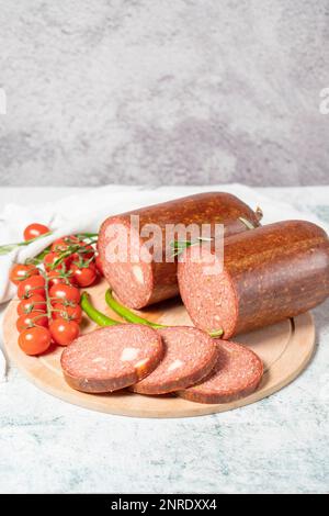 Saucisse de bœuf avec cheddar. Saucisse grillée crue sur une planche de service en bois. Produits Deli Banque D'Images