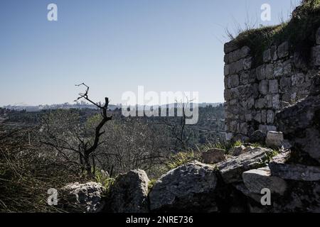 Une vue de tel Tzuba dans les collines de Jérusalem et les ruines de la forteresse de Belmont Crusader, qui auraient été construites pendant le règne du roi Polk Banque D'Images