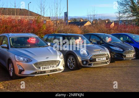 Vendu 2019 véhicules Silver Ford Focus, 1499cc véhicules diesel et 2016 véhicules Mini John Cooper Works Clubman 1998cc essence, concessionnaire de voitures secondaires à Preston Motor Park, Lancashire, Royaume-Uni Banque D'Images