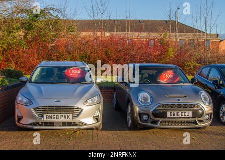 Vendu 2019 véhicules Silver Ford Focus, 1499cc véhicules diesel et 2016 véhicules Mini John Cooper Works Clubman 1998cc essence, concessionnaire de voitures secondaires à Preston Motor Park, Lancashire, Royaume-Uni Banque D'Images