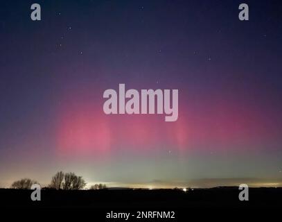 Document photo daté du 26/02/23 pris avec la permission du compte twitter de @RobDaviesEA des lumières du nord sur Cressage dans Shropshire. Date de publication : lundi 27 février 2023. Banque D'Images