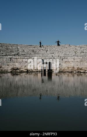 Un couple en vêtements noirs élégants dans l'ancienne ville de Perge, Turquie Banque D'Images