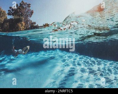 garçon nageant sous l'eau dans la piscine Banque D'Images