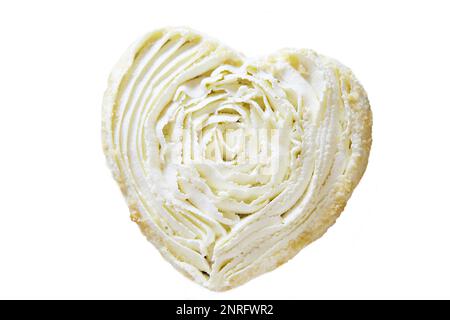 Gâteau de mariage en forme de coeur avec texture crémeuse blanche isolée sur fond blanc. Gâteau végétalien sain et sans gluten. Banque D'Images