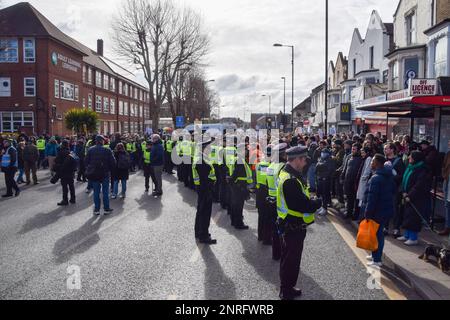 Londres, Royaume-Uni. 25th février 2023. La police garde les contre-manifestants pro-LGBTQ+ en arrière, car des manifestants d'extrême droite ciblent un événement de drag queen au Honor Oak Pub de Lewisham. D'énormes foules se sont rassemblées en faveur de la reine Drag that Girl, qui a organisé un événement de contes au pub, avec une poignée de manifestants d'extrême droite qui se sont réunis près du lieu. Banque D'Images