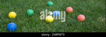 Image de bols de couleur sur une pelouse verte pendant un match. Bannière horizontale Banque D'Images