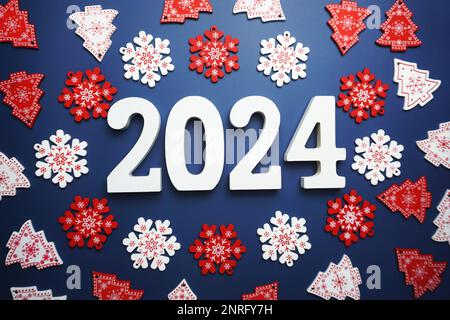 Bonne année 2024 lettre avec décoration de Noël sur fond bleu Photo Stock -  Alamy