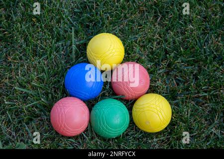 Image d'une pyramide de bols colorés dans un pré vert. Banque D'Images