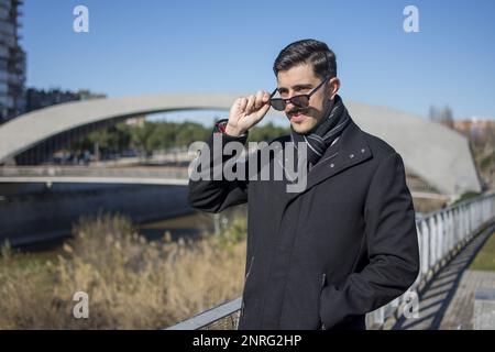 Portrait d'un beau homme debout dans la rue Banque D'Images