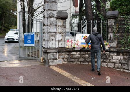 Les parents d'élèves et d'enfants viennent déposer des fleurs en hommage à l'enseignant assassiné devant le collège privé Lycée de Saint Thomas d'Aquin à Saint Jean de Luz. 23 février 2023. Une enseignante espagnole au lycée Saint-Thomas-d'Aquin de Saint-Jean-de-Luz, Pyrénées-Atlantiques, est décédée après avoir été poignardée en classe par un étudiant de sa classe mercredi 22 février. L'étudiant de 16 ans du secondaire accusé de l'assassinat a déclaré en garde à vue avoir entendu des voix lui demandant de tuer son professeur, l'expert psychiatre qui l'a examiné le considérait responsable Banque D'Images