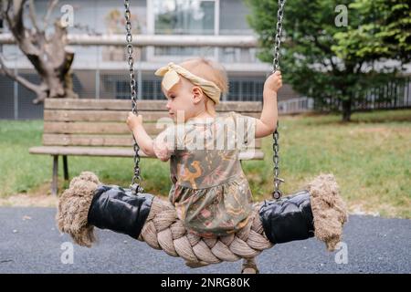 Petite fille jouant sur un terrain de jeu écologique de matériaux naturels Banque D'Images
