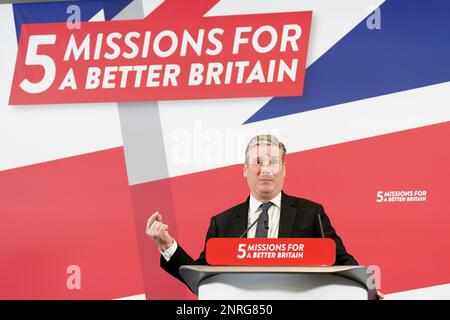 Sir Keir Starmer, chef du Parti travailliste, prononce un discours au bureau du ministère des Finances du Royaume-Uni, dans le centre de Londres, décrivant plus en détail la mission de croissance du Parti, qui vise le Royaume-Uni ayant la croissance soutenue la plus élevée du premier mandat du Labour en G7. Date de la photo: Lundi 27 février 2023. Banque D'Images