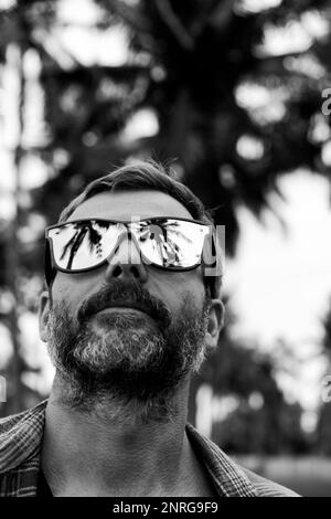 Portrait d'un homme d'âge moyen dans des lunettes de soleil miroirs. réflexion Banque D'Images