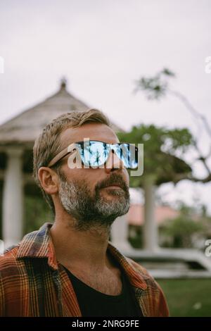 Portrait d'un homme d'âge moyen dans des lunettes de soleil miroirs. réflexion Banque D'Images