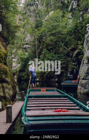 Un homme sur un bateau à Adrspach-Teplice Rocks, nature Banque D'Images