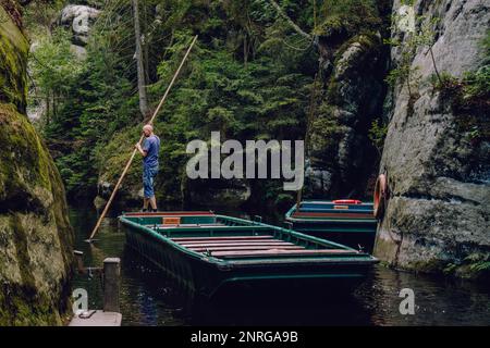 Un homme sur un bateau à Adrspach-Teplice Rocks, nature Banque D'Images