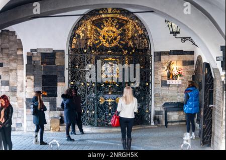 Adorateurs à la chapelle sous la porte de pierre, Zagreb, Croatie Banque D'Images