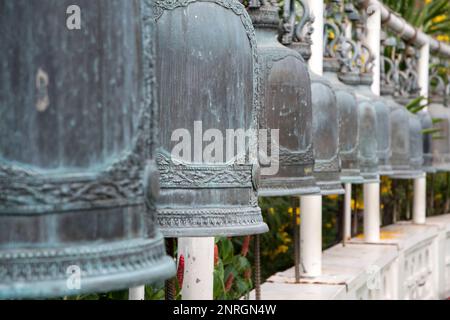 Sonnettes de bronze à Golden Mountain ou Wat Saket à Bangkok Banque D'Images