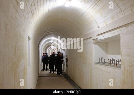 Wendefurth, Allemagne. 09th févr. 2023. Les visiteurs traversent un passage de contrôle dans le mur du barrage du barrage de Wendefurth. Pendant les vacances d'hiver, des visites guidées du mur du barrage sont proposées ici plusieurs fois par jour par le Talsperrenbetrieb Sachsen-Anhalt. Saxe-Anhalt dispose de 33 barrages de différentes hauteurs de barrage et tailles de réservoir, qui sont populaires non seulement pour leurs avantages économiques mais aussi comme destinations de loisirs locales. Credit: Matthias Bein/dpa/Alay Live News Banque D'Images