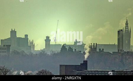 Glasgow, Écosse, Royaume-Uni 27th février 2023. Météo au Royaume-Uni : le jour brumeux et le printemps comme le temps ont vu des gratte-ciel brumeux pour les sites locaux. La tour de l'horloge lgothic de l'université de glasgow et sa bibliothèque moderne et humungeuse avec la tour romaine de l'église de la trinité cachée dans la brume ombragée.dominant l'extrémité ouest Crédit Gerard Ferry/Alay Live News Banque D'Images