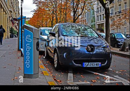 Paris, France - 24 octobre 2019 : Renault Zoé électrique garé dans une rue, en charge. Ces voitures sont la nouvelle Autolib (voitures en service gratuit) Banque D'Images