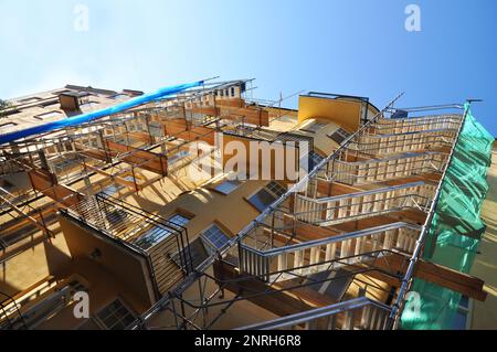 construction de balcons dans un ancien bâtiment. Banque D'Images