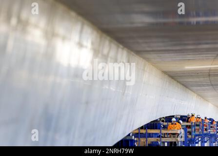 ROTTERDAM - la dernière partie d'un nouveau viaduc est poussée au-dessus de l'échangeur Terbregseplein. Le viaduc fait partie de la nouvelle autoroute Rotterdam A16, qui relie la A13 et la A16. ANP KOEN VAN WEEL pays-bas hors - belgique hors Banque D'Images