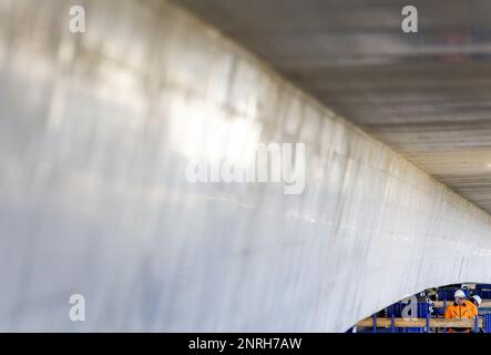 ROTTERDAM - la dernière partie d'un nouveau viaduc est poussée au-dessus de la jonction Terbregseplein. Le viaduc fait partie de la nouvelle autoroute Rotterdam A16, qui relie la A13 et la A16. ANP KOEN VAN WEEL pays-bas hors - belgique hors Banque D'Images