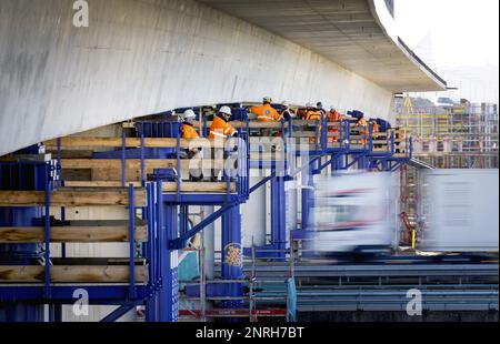 ROTTERDAM - la dernière partie d'un nouveau viaduc est poussée au-dessus de la jonction Terbregseplein. Le viaduc fait partie de la nouvelle autoroute Rotterdam A16, qui relie la A13 et la A16. ANP KOEN VAN WEEL pays-bas hors - belgique hors Banque D'Images