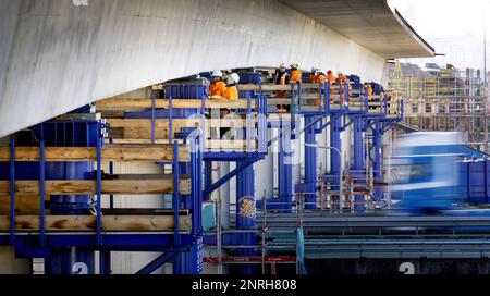 ROTTERDAM - la dernière partie d'un nouveau viaduc est poussée au-dessus de l'échangeur Terbregseplein. Le viaduc fait partie de la nouvelle autoroute Rotterdam A16, qui relie la A13 et la A16. ANP KOEN VAN WEEL pays-bas hors - belgique hors Banque D'Images