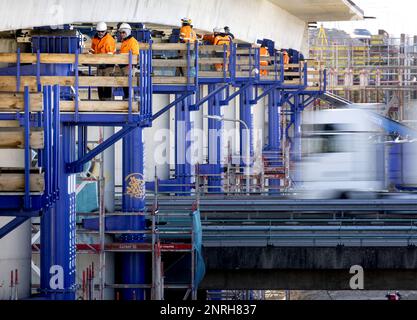 ROTTERDAM - la dernière partie d'un nouveau viaduc est poussée au-dessus de la jonction Terbregseplein. Le viaduc fait partie de la nouvelle autoroute Rotterdam A16, qui relie la A13 et la A16. ANP KOEN VAN WEEL pays-bas hors - belgique hors Banque D'Images