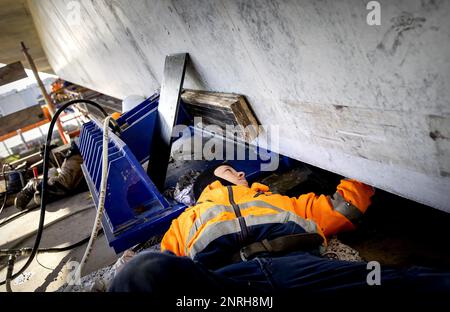 ROTTERDAM - la dernière partie d'un nouveau viaduc est poussée au-dessus de l'échangeur Terbregseplein. Le viaduc fait partie de la nouvelle autoroute Rotterdam A16, qui relie la A13 et la A16. ANP KOEN VAN WEEL pays-bas hors - belgique hors Banque D'Images