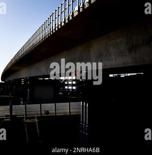 ROTTERDAM - la dernière partie d'un nouveau viaduc est poussée au-dessus de la jonction Terbregseplein. Le viaduc fait partie de la nouvelle autoroute Rotterdam A16, qui relie la A13 et la A16. ANP KOEN VAN WEEL pays-bas hors - belgique hors Banque D'Images