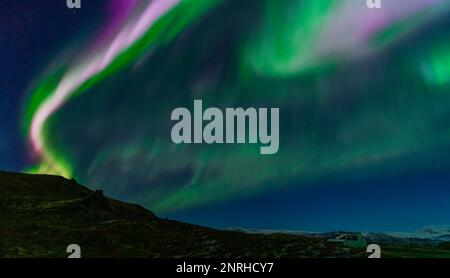 Lumières du nord violet et vert sur la fourgonnette Banque D'Images