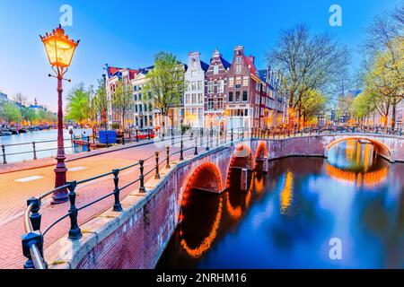 Amsterdam, pays-Bas. Les canaux et ponts de Keizersgracht (l'empereur) la nuit. Banque D'Images