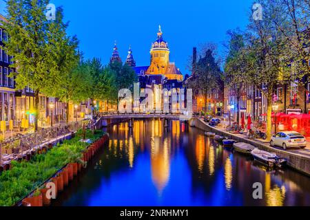 Amsterdam, pays-Bas. Basilique Saint-Nicolas et maisons des canaux d'Amsterdam. Banque D'Images