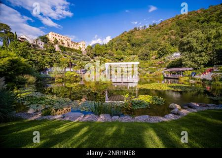 Architecture paysagée avec un petit lac dans les jardins du château de Trauttmansdorff. Banque D'Images