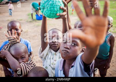 Les enfants, dans le village de pêcheurs de l'île de Rusinga, Kolunga, Lac Victoria, Kenya Banque D'Images