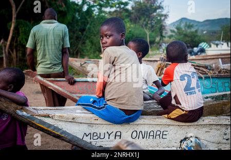 Les enfants dans le port, le village de pêcheurs de l'île de Rusinga, Kolunga, Lac Victoria, Kenya Banque D'Images