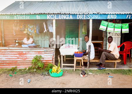 Scène de rue, dans le village de pêcheurs de l'île de Rusinga, Kolunga, Lac Victoria, Kenya Banque D'Images