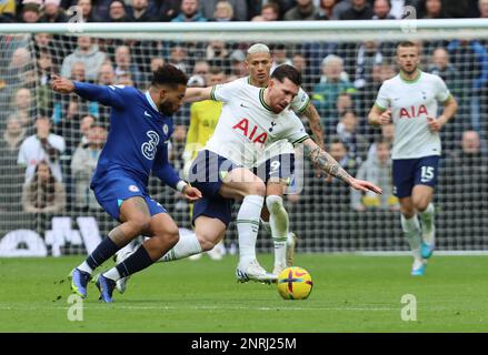 Pierre-Emile Hotspur de Tottenham Hotspur détient la Reece James de Chelsea lors du match de football de la première ligue anglaise entre Tottenham Hotspur et Banque D'Images