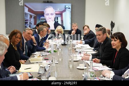 Mark Carney, l'ancien gouverneur de la Banque d'Angleterre, regarde par vidéo, le leader du Parti travailliste Sir Keir Starmer (deuxième à droite) et la chancelière fantôme Rachel Reeves (à droite) dans le centre de Londres, au cours d'un événement pour donner des précisions sur la mission de croissance du Parti, Qui vise le Royaume-Uni ayant la plus forte croissance soutenue en G7 lors du premier mandat du Labour. Date de la photo: Lundi 27 février 2023. Banque D'Images