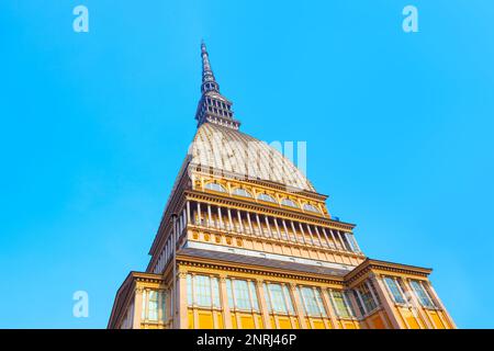 Mole Antonelliana Cupola contre le ciel bleu . Architecture célèbre à Turin Italie Banque D'Images